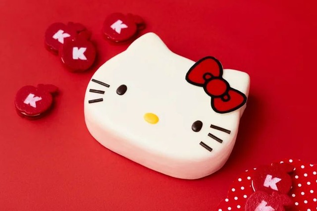 HELLO KITTY's 'Say Cheese!' Cake