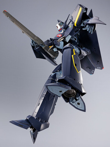 From Macross 7, Gamurin Kizaki's Stealth Valkyrie is made into a DX Chogokin figure! Reproducing its stealth-focused airframe shape and thinness in Fighter mode.