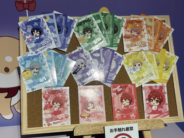 Bebi Komu merchandise featuring photo cards and acrylic stands