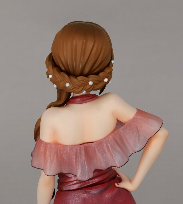 Close-up of Makise Kurisu 1/7 scale figure in crimson dress