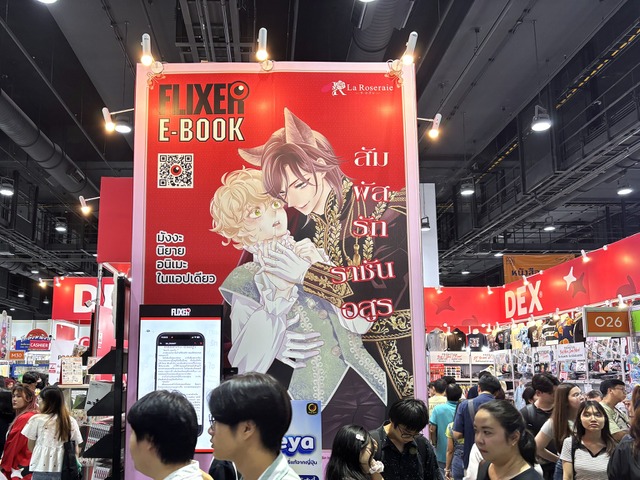 The FLIXER booth, attracting attention with a large visual for "Jujin Ou no Otetsuki ga Migomorimashite"