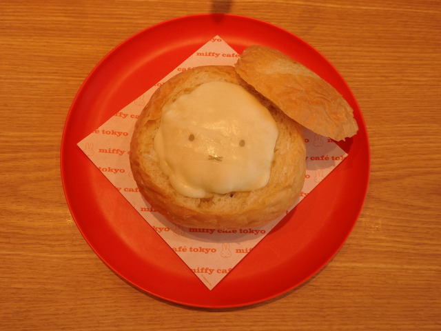 Miffy no Hokkori Shiramiso Clam Chowder, served in hollowed-out bread with Miffy's face.