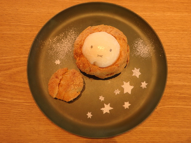 Kakurenbo Miffy no Mocchishuu, a mochi cream puff with Miffy's face peeking out.