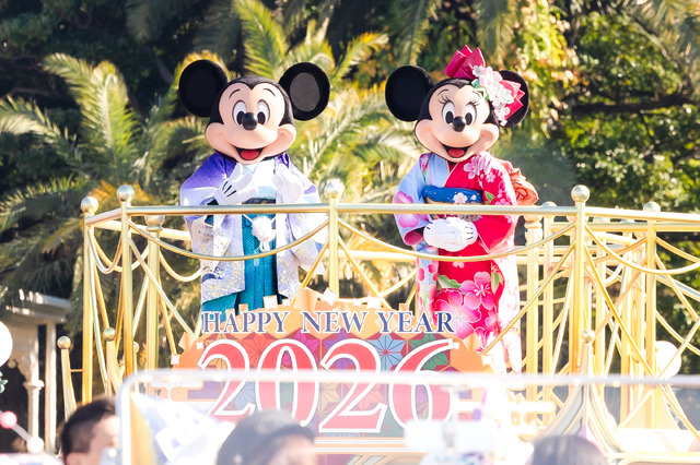 Mickey and Minnie in kimono greeting for New Year at Tokyo Disneyland