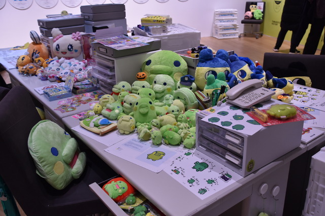 Display of creator autographs and collaborative goods