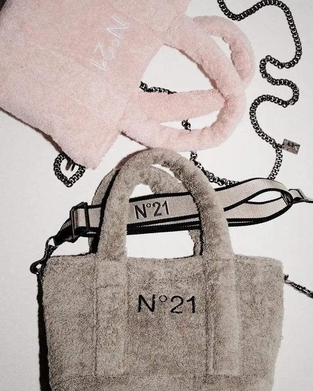 N21 × SodateruTOWEL Tote Bag (¥20,900 each incl. tax) *Shoulder strap sold separately Logo Shoulder Belt (¥11,000 incl. tax), Chain Shoulder Belt (¥11,000 incl. tax)