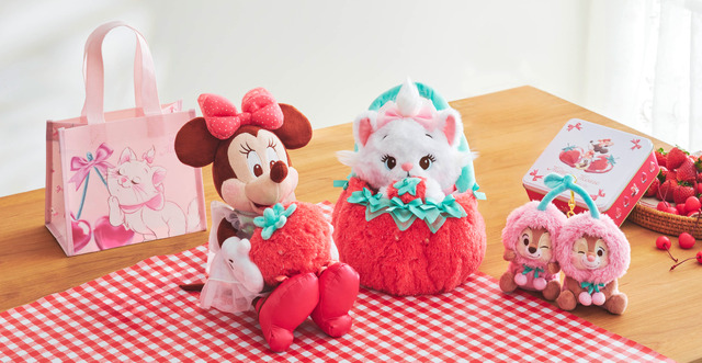 Shopping bag 600 yen, Plush <Minnie> 4,400 yen, Plush bag-in <Marie> 5,500 yen, Plush keychain <Chip & Dale> 4,600 yen, Waffle cookie tin 2,000 yen”><figcaption><b>Product Assortment:</b> Shopping bag (600 yen), Plush <Minnie> (4,400 yen), Plush bag-in <Marie> (5,500 yen), Plush keychain <Chip & Dale> (4,600 yen), Waffle cookie tin (2,000 yen).</figcaption><h2>Meet the “Urupochachan” Plushies</h2>
<p>From the <b>“Urupochachan”</b> line comes a series of plushies where the characters sport fruity hats. <b>Mickey Mouse</b> and <b>Minnie Mouse</b> incorporate strawberry designs, while <b>Chip</b> and <b>Dale</b> feature apple themes. The charming, rounded forms and their gingham-check costumes are total highlights.</p>
<p><img decoding=