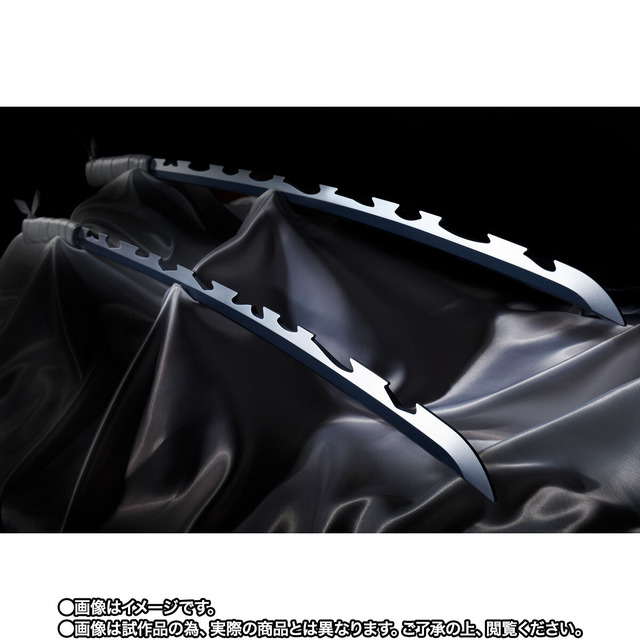 PROPLICA Nichirin Blade (Hashibira Inosuke) showcasing details