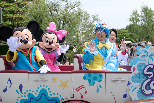 Mickey & Minnie and Mrs. GREEN APPLE Hold Surprise Parade at Tokyo Disneyland