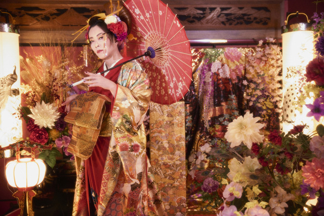 Voice Actor Taniyama Kishoo Becomes an “Oiran”!? “Let Me Be Your Patron!” “Gothic Style” is too Bakuike! 50th Anniversary Photobook “KRONICLE” Advance Cuts