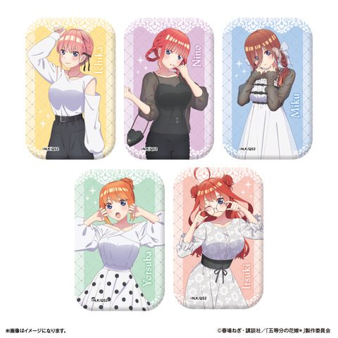 Gotoubun no Hanayome: Miku, Yotsuba, and More in Mature Monochrome Date Outfits, Trying to Look a Bit Grown-up! New Goods Like Glasses Stands Appear.