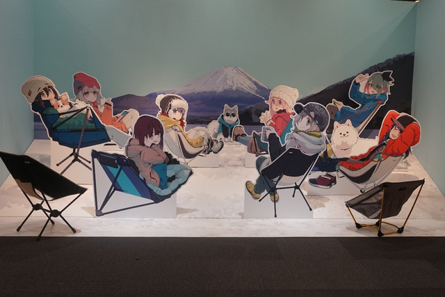 Yuru Camp△ 10th Anniversary Exhibition Held at Tokyo Sora Machi! a-furo-sensei’s Camp Gear Display, Camp Meshi, and Photo Spots [Report]