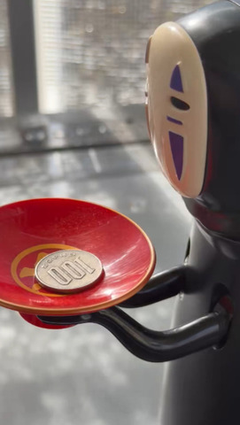 Viral No-Face Piggy Bank Refuses 100 Yen Coin: ‘Sen to Chihiro no Kamikakushi’ Fans Amused