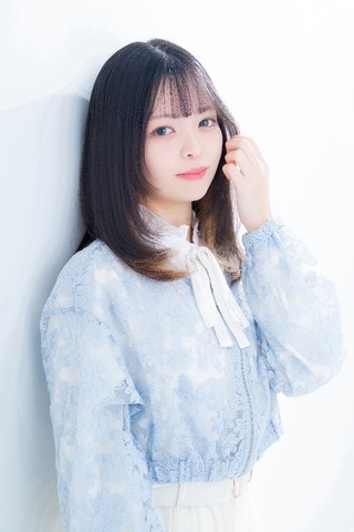 Suzuki Hina Talks ‘Ibikona’ Role: ‘I Want to Support the Unique Stepmom and Sisters’