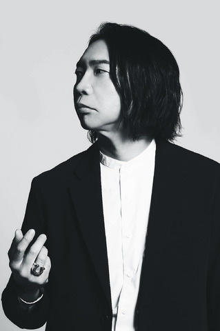 Suwabe Junichi Mimics Atobe Keigo’s anan Cover Pose, Fans Go Wild