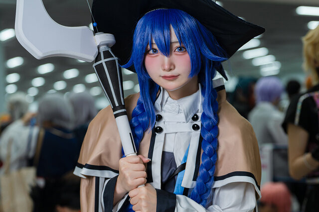 Mushoku Tensei Cosplay: Minato Mira’s Roxy Migurdia Charms with Shy Poses at Ultra acosta!2026